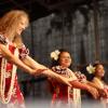 Die Gruppe präsentierte verschiedene Tänze aus Tahiti und Hawaii, u.a. HULA ME KE ALOHA, was &quot;Mit Liebe tanzen&quot; bedeutet. Der Hula mit seinen fließenden, anmutigen, aber auch kraftvollen Bewegungen ist ein erzählender Tanz. Durch Tanz und Gesang wird und wurde die Geschichte der Hawaiianer mit ihren Traditionen bewahrt und von Generation zu Generation weiter gegeben und entwickelte sich zugleich stetig weiter.